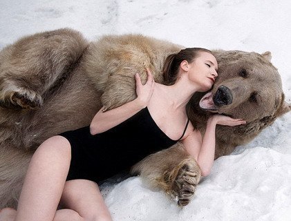 Россиянки снялись с огромным медведем в протестной фотосессии