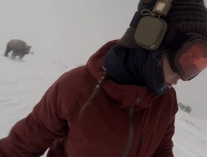 Видео: Сноубордистка не заметила, как сняла гнавшегося за ней медведя