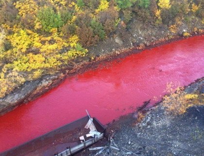 Красная река: «Норильский никель» объяснил цвет реки попаданием воды с завода